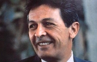 Berlinguer: lo statista si mette al servizio dello Stato; il politico mette lo Stato al suo servizio. Berlinguer: lo statista si mette al servizio dello Stato; il politico mette lo Stato al suo servizio.