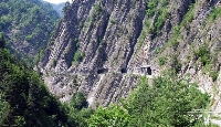La strada del Vallone di Elva. Oggi il paese è nuovamente riportato indietro nella storia. La strada del Vallone di Elva. Oggi il paese è nuovamente riportato indietro nella storia.