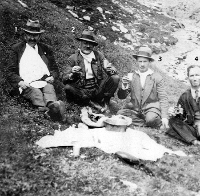 Metà anni '40 - PELASSIERS ELVESI in una domenica di festa fanno pic-nic sotto il Pelvo