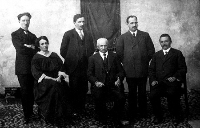 BAUDINO BESSONE COSTANZO (Costante) (cl. 1851) della B.ta Martini, con tre figli e la figlia. Dietro la figlia vi è il marito Avvocato Lombardo (originario di Elva). Fecero la loro fortuna lavorando i capelli a Saluzzo